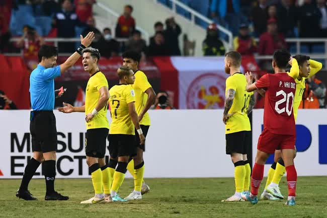 Thực hư thông tin trọng tài Nhật Bản thỉnh cầu CĐV Malaysia đừng làm phiền sau trận đấu tại AFF Cup - Ảnh 1.