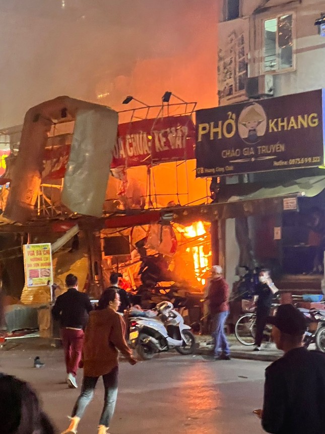 Phát hiện nhiều mảnh giấy hồng nghi xác pháo tại hiện trường vụ cháy lớn ở Hà Nội - Ảnh 7.