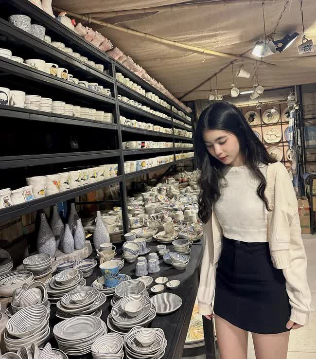 Tủ đồ xinh như mộng của 2 &aacute;i nữ nh&agrave; Quyền Linh: C&ocirc; chị l&agrave; ch&uacute;a b&aacute;nh b&egrave;o, c&ocirc; em s&agrave;nh điệu tươi mới - Ảnh 10.