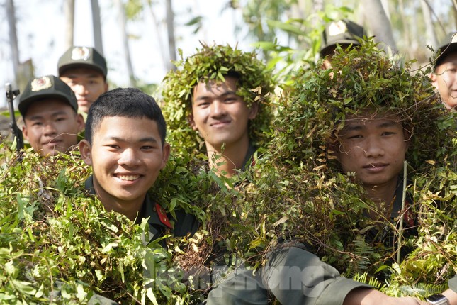 Một ngày trên thao trường khắc nghiệt của lực lượng chống khủng bố - Ảnh 11.