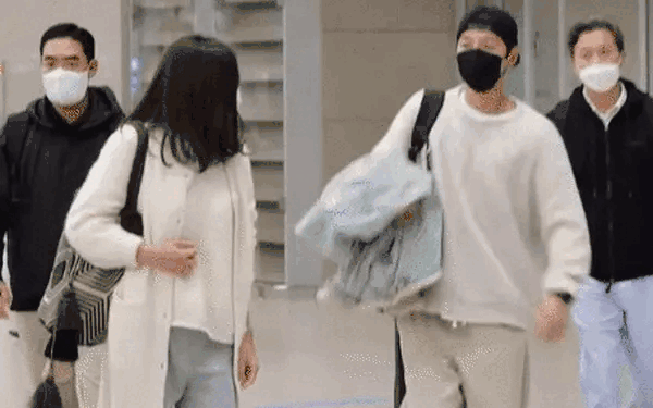 Cưng chiều bạn gái như Song Joong Ki: Công khai tình yêu, ân cần chăm sóc, lập tức lên tiếng bảo vệ trước mọi tin đồn - Ảnh 9. Cưng chiều bạn gái như Song Joong Ki: Công khai tình yêu, ân cần chăm sóc, lập tức lên tiếng bảo vệ trước mọi tin đồn - Ảnh 9.