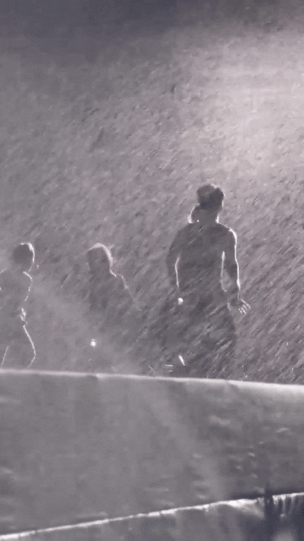 Nhóm nam nhảy đều nhất Kpop biểu diễn liên tục 3 tiếng dưới cơn mưa rào nặng hạt, được khen quá chuyên nghiệp! - Ảnh 2.