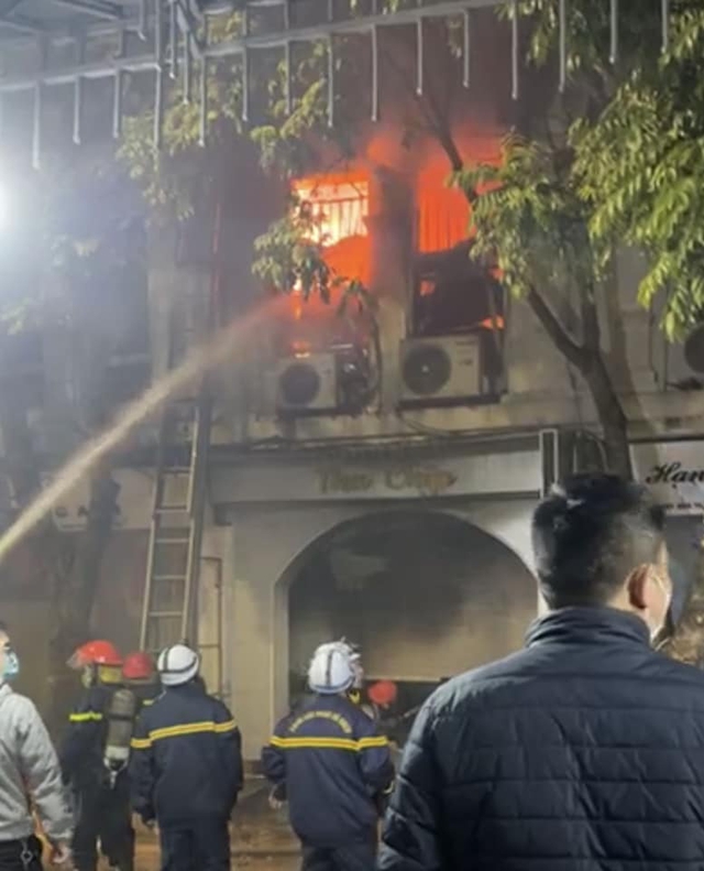 Cháy lớn tại cửa hàng giày dép ở Bắc Ninh - Ảnh 3.