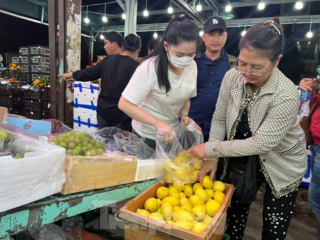 Trái cây Trung Quốc đội lốt Thái Lan tràn ngập chợ TP.HCM - Ảnh 13.