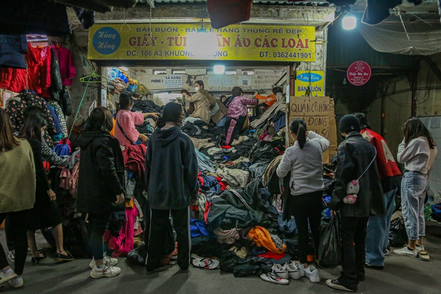 Hà Nội: “Bơi” giữa đống đồ si chất cao như núi để tìm được quần áo rẻ đẹp dịp cuối năm - Ảnh 1.