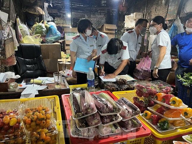 Trái cây Trung Quốc đội lốt Thái Lan tràn ngập chợ TP.HCM - Ảnh 12.