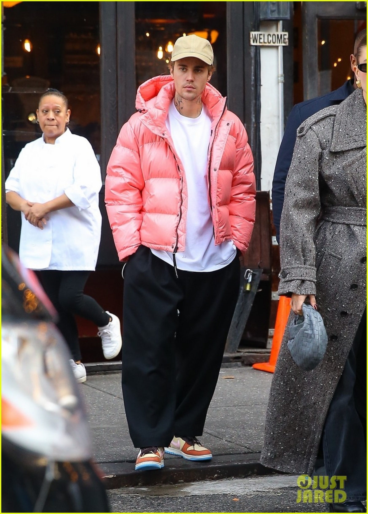 Justin Bieber diện áo hồng nổi bật, vui vẻ đi chơi cùng bà xã Hailey Baldwin - Ảnh 5.