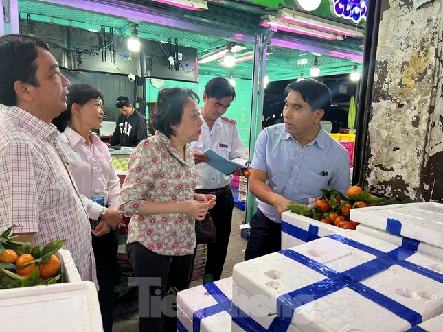 Trái cây Trung Quốc đội lốt Thái Lan tràn ngập chợ TP.HCM - Ảnh 10.