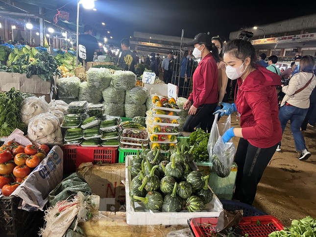 Trái cây Trung Quốc đội lốt Thái Lan tràn ngập chợ TP.HCM - Ảnh 9.