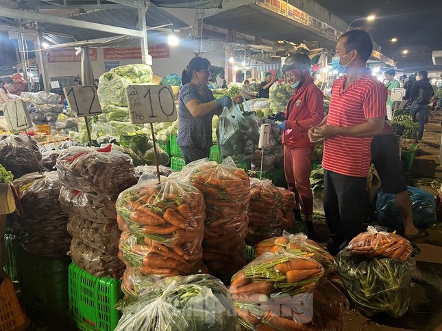 Trái cây Trung Quốc đội lốt Thái Lan tràn ngập chợ TP.HCM - Ảnh 8.