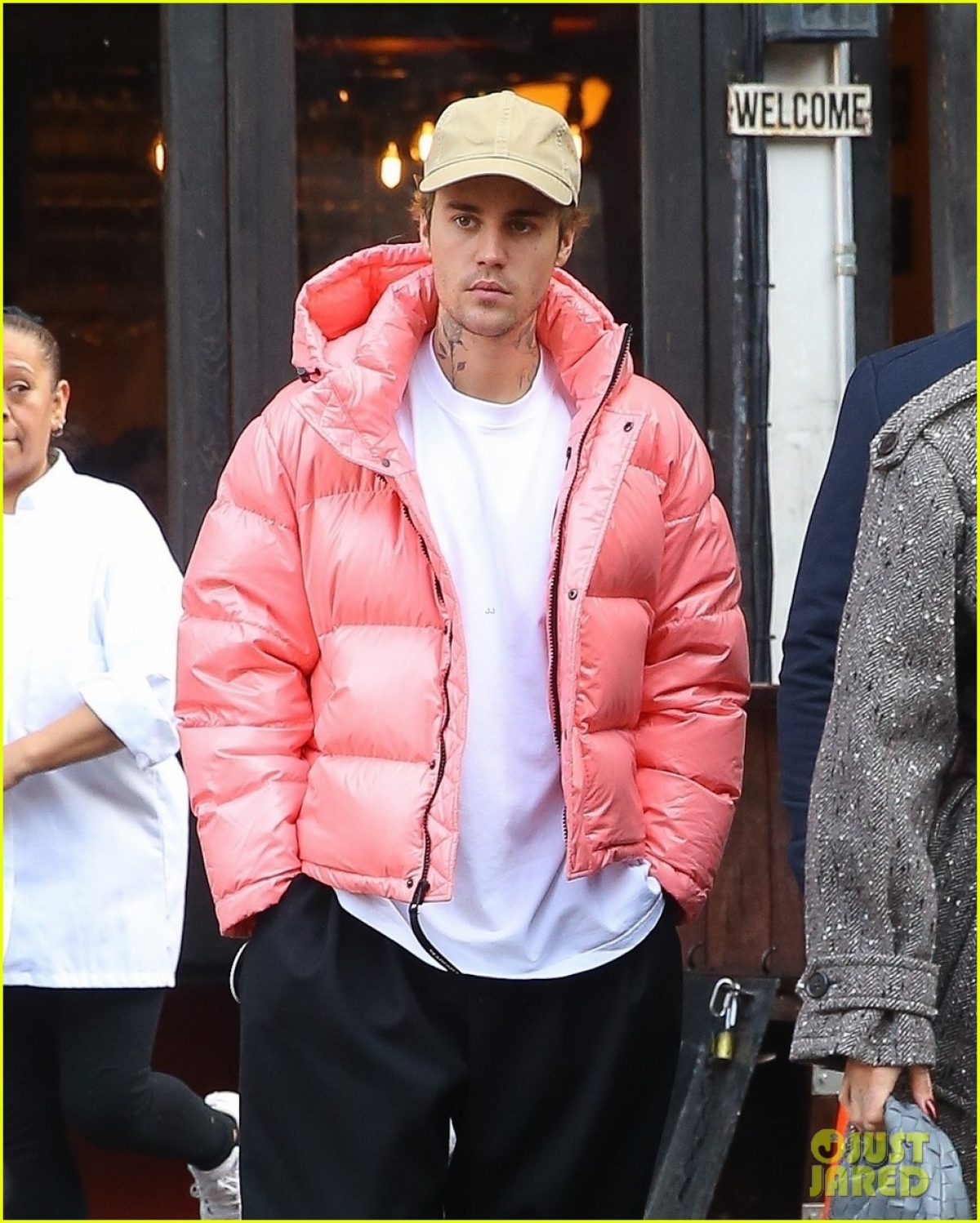 Justin Bieber diện áo hồng nổi bật, vui vẻ đi chơi cùng bà xã Hailey Baldwin - Ảnh 2.