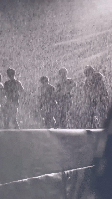 Nhóm nam nhảy đều nhất Kpop biểu diễn liên tục 3 tiếng dưới cơn mưa rào nặng hạt, được khen quá chuyên nghiệp! - Ảnh 3.