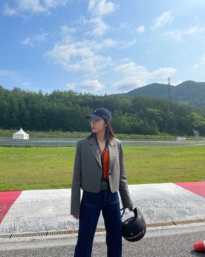 Muốn diện blazer chuẩn chỉnh bạn nên học cách phối của các mỹ nhân Kpop - Ảnh 6. Muốn diện blazer chuẩn chỉnh bạn nên học cách phối của các mỹ nhân Kpop - Ảnh 6.