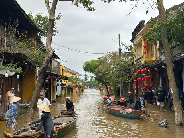 Mưa trắng trời, Hội An lại ngập trong nước lũ, hoãn nhiều sự kiện - Ảnh 3.