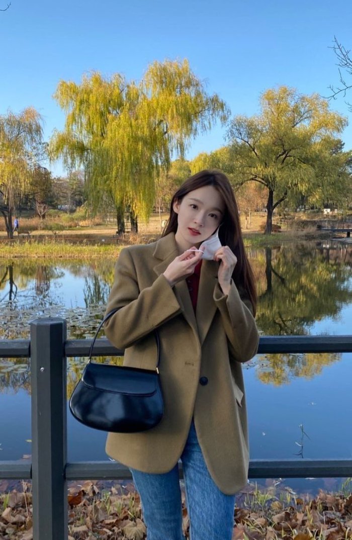 Muốn diện blazer chuẩn chỉnh bạn nên học cách phối của các mỹ nhân Kpop - Ảnh 4. Muốn diện blazer chuẩn chỉnh bạn nên học cách phối của các mỹ nhân Kpop - Ảnh 4.