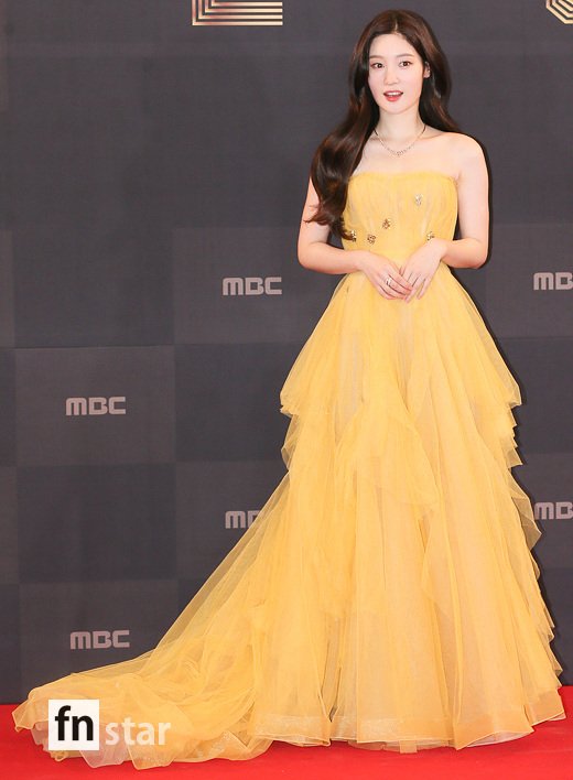 Thảm đỏ MBC Drama Awards: Sooyoung gợi cảm lấn át Yoona, mỹ nhân Reply 1988 lột xác cùng Lee Jong Suk dẫn đầu đoàn sao - Ảnh 9.
