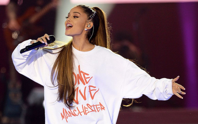 Ariana Grande vẫn tặng quà Giáng sinh cho các bệnh nhi nhiều năm sau vụ tấn công ở Manchester - Ảnh 1.