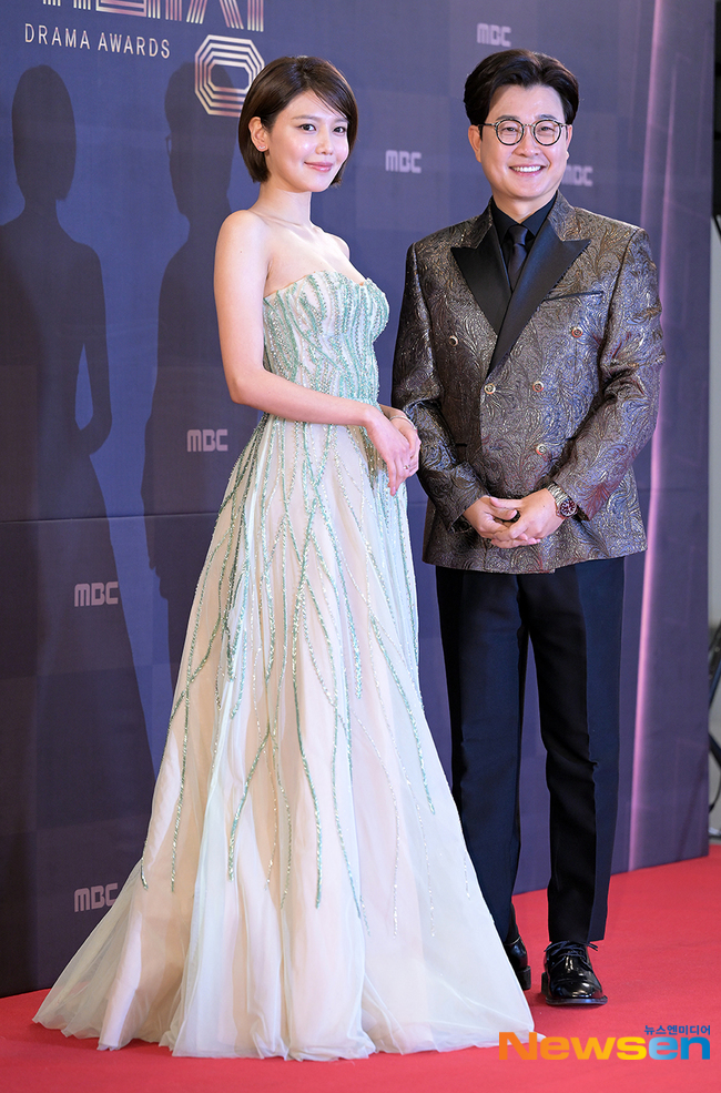 Thảm đỏ MBC Drama Awards: Sooyoung gợi cảm lấn át Yoona, mỹ nhân Reply 1988 lột xác cùng Lee Jong Suk dẫn đầu đoàn sao - Ảnh 3.