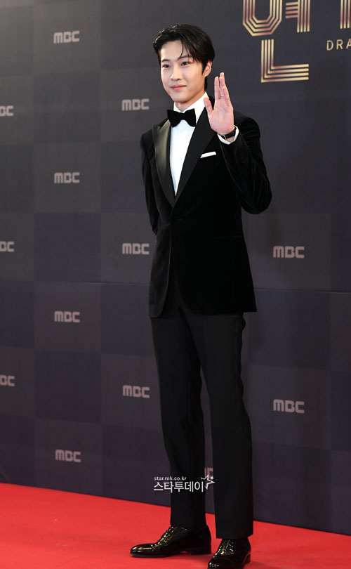 Thảm đỏ MBC Drama Awards: Sooyoung gợi cảm lấn át Yoona, mỹ nhân Reply 1988 lột xác cùng Lee Jong Suk dẫn đầu đoàn sao - Ảnh 23.