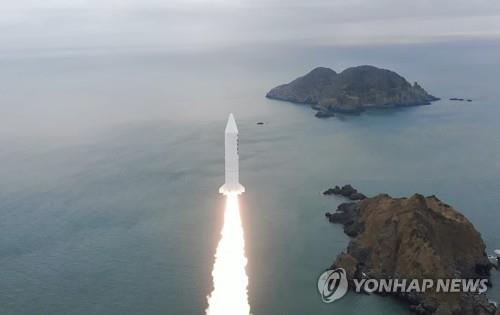 Người d&acirc;n Seoul b&agrave;n t&aacute;n về những luồng &aacute;nh s&aacute;ng kỳ lạ tr&ecirc;n bầu trời - Ảnh 2.