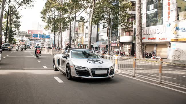 Ông Đặng Lê Nguyên Vũ cầm lái Audi R8 V10 Spyder độc nhất Việt Nam xuống phố - Ảnh 1.