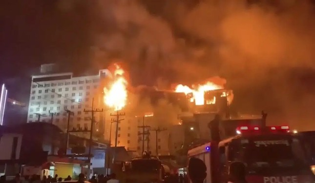 Cháy casino ở Campuchia: Gần 80 người thương vong, có nạn nhân người Việt - Ảnh 1.
