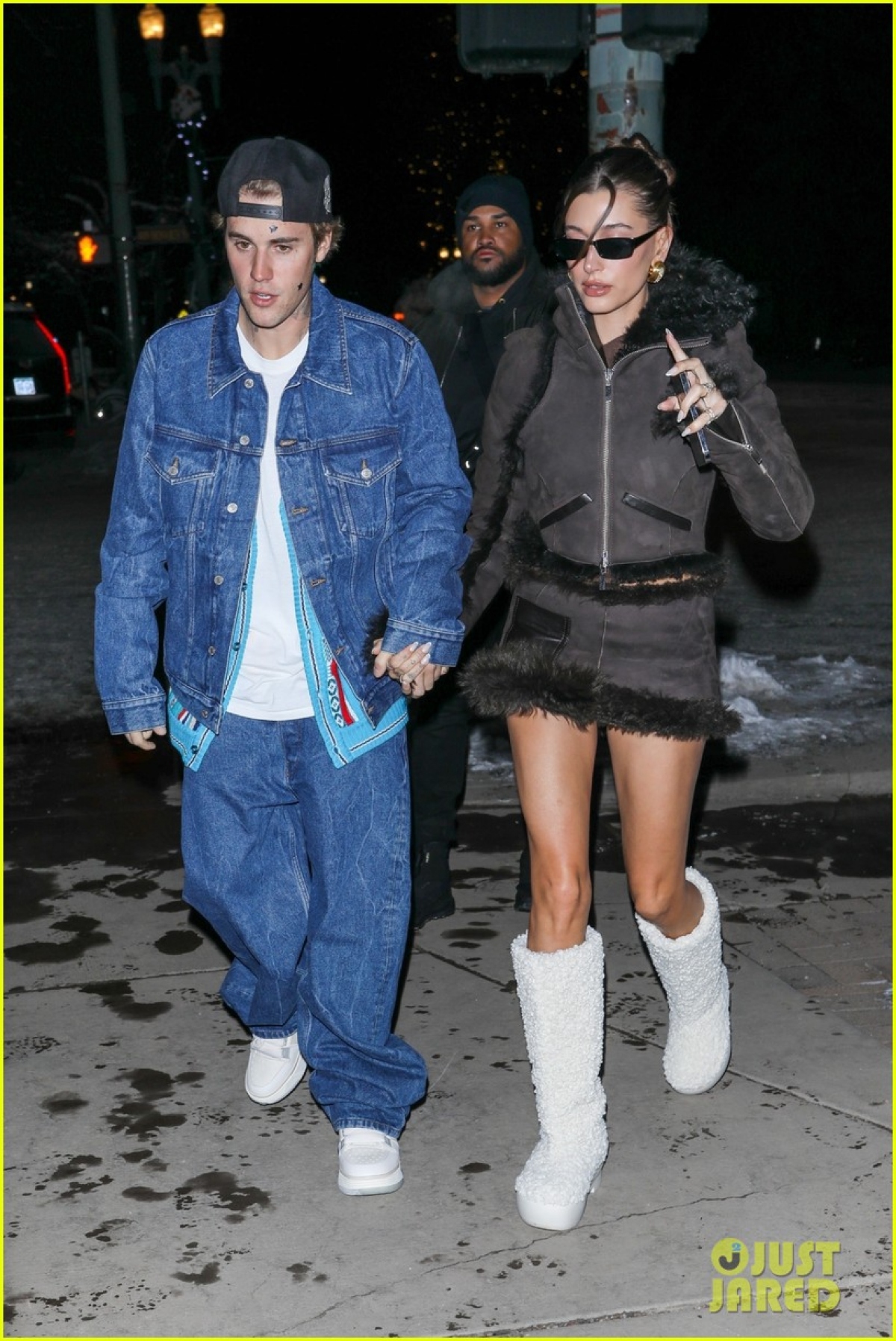Justin Bieber diện đồ denim cực ngầu, tình cảm nắm tay vợ đi dạo trên nền tuyết - Ảnh 8.