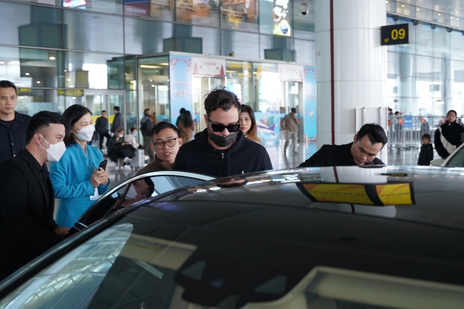 DJ Top thế giới Quintino đã đáp cánh sân bay Nội Bài trong sự chào đón nồng nhiệt của người hâm mộ - Ảnh 5.