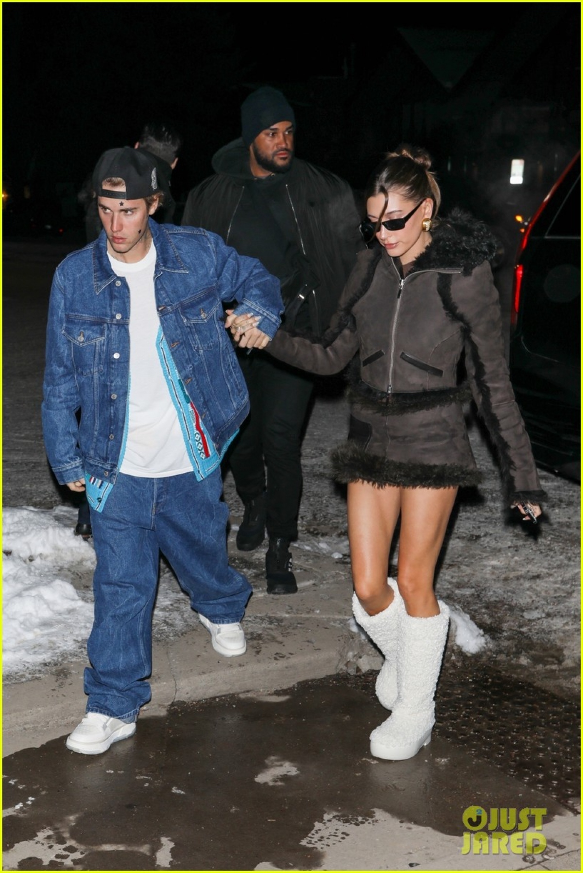 Justin Bieber diện đồ denim cực ngầu, tình cảm nắm tay vợ đi dạo trên nền tuyết - Ảnh 7.