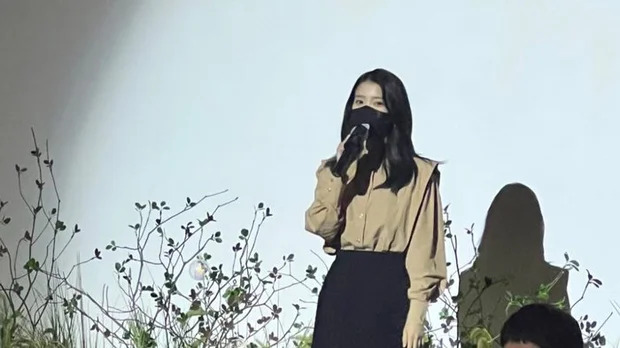 IU và Lee Jong Suk có màn tương tác đáng nghi sau đám cưới em trai - Ảnh 4. IU và Lee Jong Suk có màn tương tác đáng nghi sau đám cưới em trai - Ảnh 4.