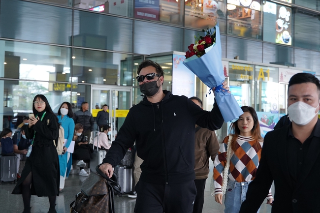 DJ Top thế giới Quintino đã đáp cánh sân bay Nội Bài trong sự chào đón nồng nhiệt của người hâm mộ - Ảnh 4.