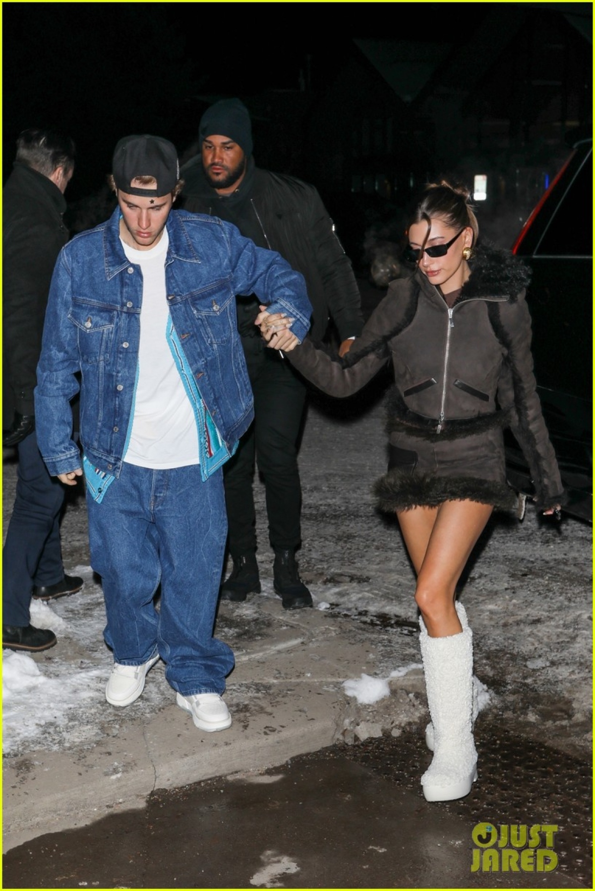 Justin Bieber diện đồ denim cực ngầu, tình cảm nắm tay vợ đi dạo trên nền tuyết - Ảnh 6.