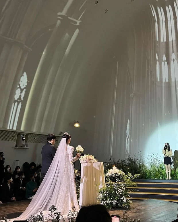 IU và Lee Jong Suk có màn tương tác đáng nghi sau đám cưới em trai - Ảnh 5. IU và Lee Jong Suk có màn tương tác đáng nghi sau đám cưới em trai - Ảnh 5.