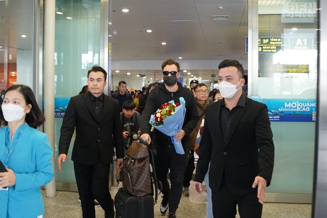 DJ Top thế giới Quintino đã đáp cánh sân bay Nội Bài trong sự chào đón nồng nhiệt của người hâm mộ - Ảnh 3.