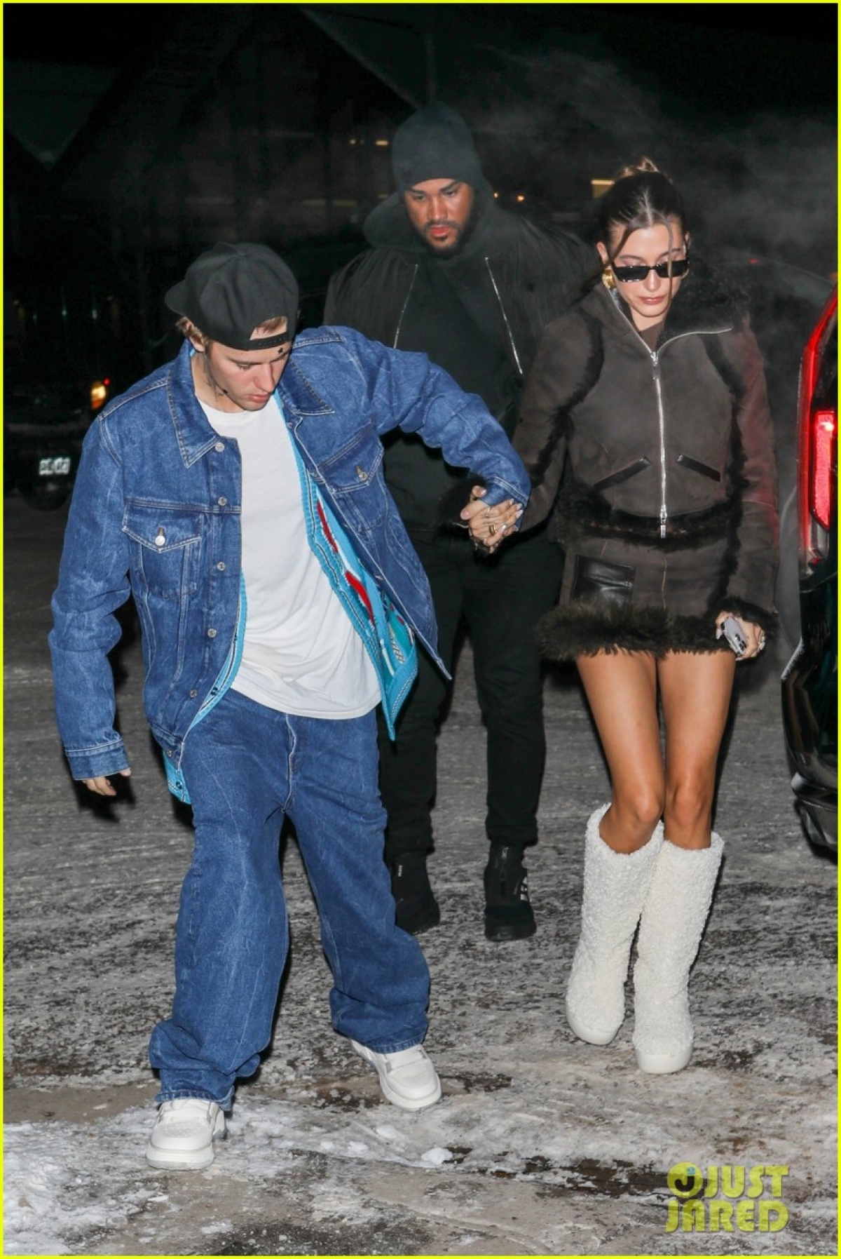 Justin Bieber diện đồ denim cực ngầu, tình cảm nắm tay vợ đi dạo trên nền tuyết - Ảnh 5.