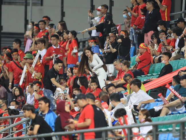 Hoa hậu Đỗ Mỹ Linh c&ugrave;ng d&agrave;n WAGs Việt khoe sắc tr&ecirc;n kh&aacute;n đ&agrave;i Singapore cổ vũ ĐT Việt Nam - Ảnh 4.