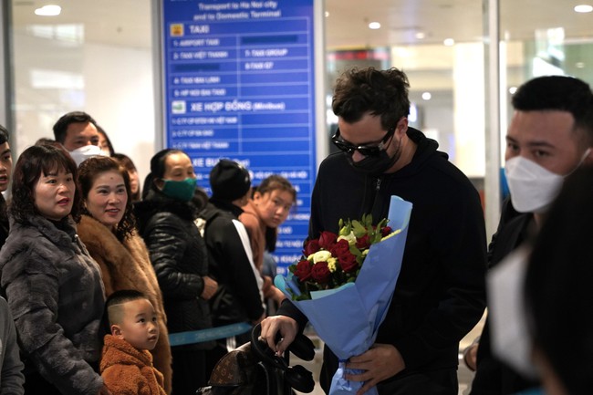 DJ Top thế giới Quintino đã đáp cánh sân bay Nội Bài trong sự chào đón nồng nhiệt của người hâm mộ - Ảnh 2.