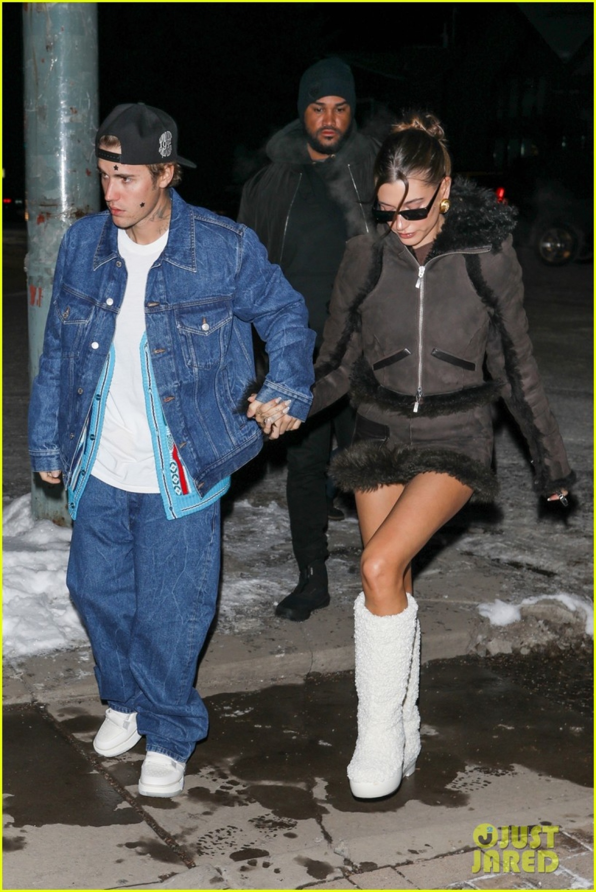 Justin Bieber diện đồ denim cực ngầu, tình cảm nắm tay vợ đi dạo trên nền tuyết - Ảnh 4.