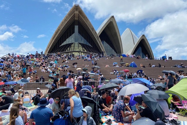 Úc: Người dân đổ về cảng Sydney giữ chỗ xem pháo hoa năm mới - Ảnh 2.