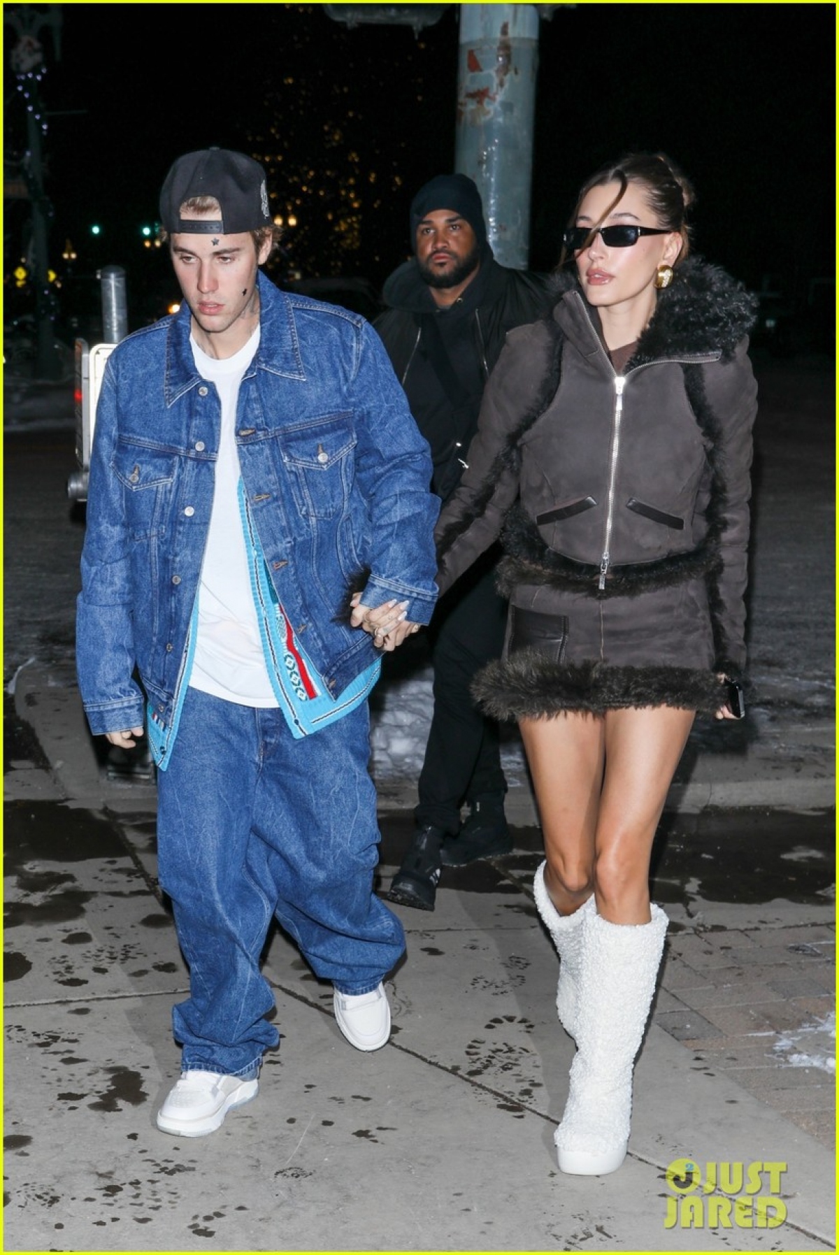 Justin Bieber diện đồ denim cực ngầu, tình cảm nắm tay vợ đi dạo trên nền tuyết - Ảnh 3.