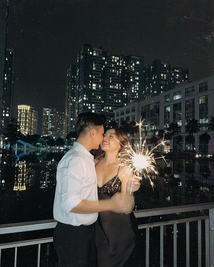 Nhiều cặp đôi khoe ảnh hạnh phúc trong đêm cuối cùng của năm 2022 - Ảnh 4.