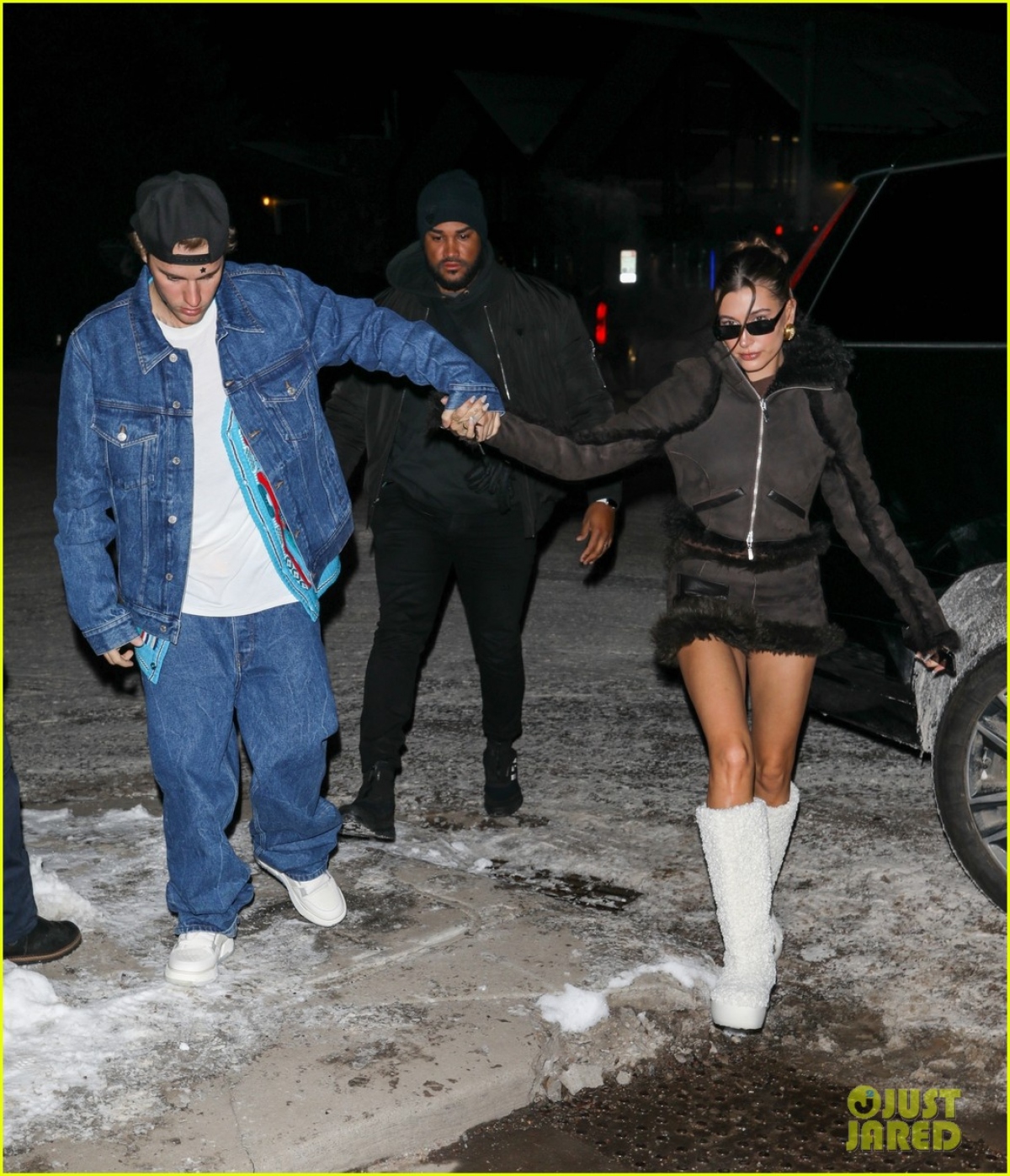 Justin Bieber diện đồ denim cực ngầu, tình cảm nắm tay vợ đi dạo trên nền tuyết - Ảnh 2.