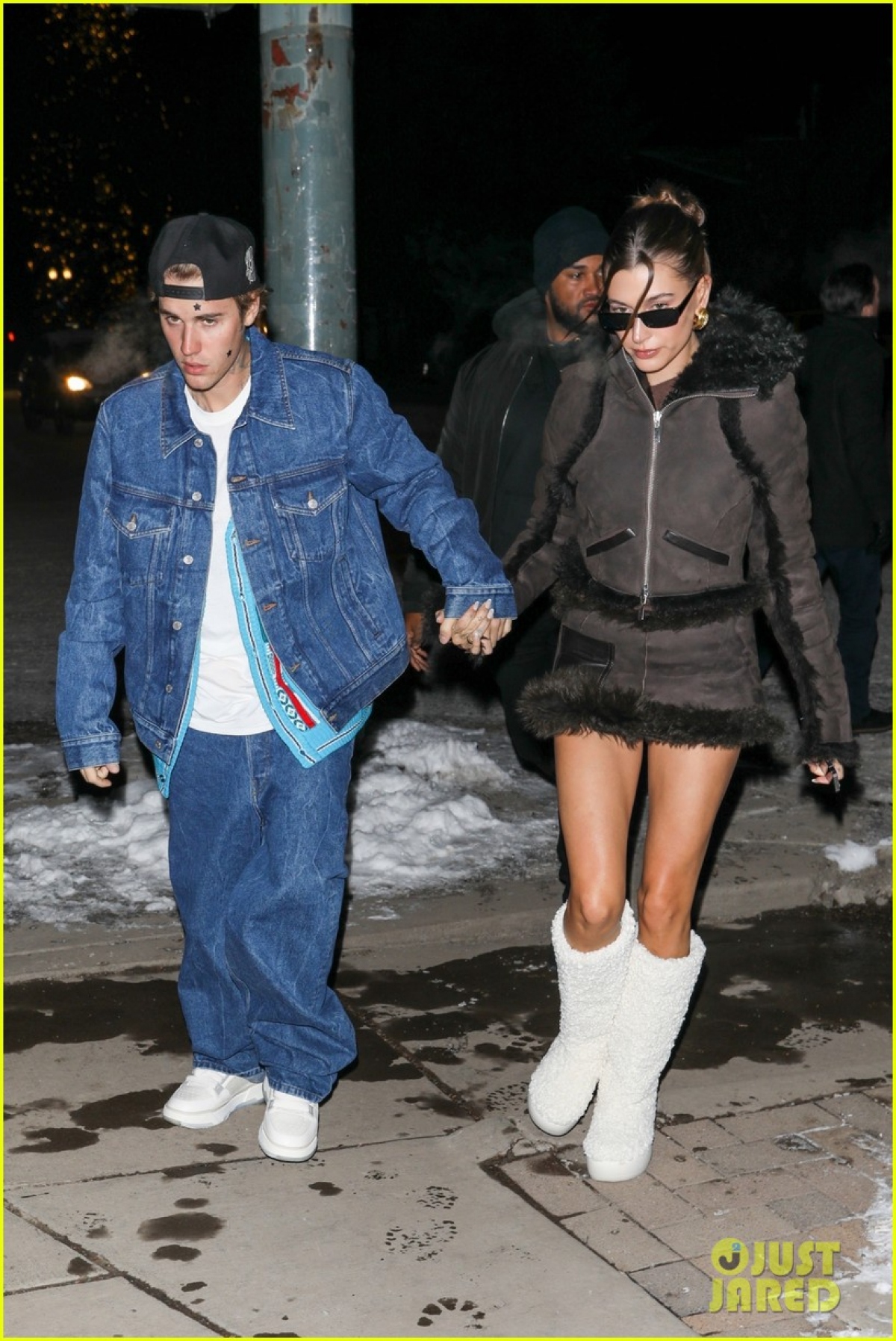 Justin Bieber diện đồ denim cực ngầu, tình cảm nắm tay vợ đi dạo trên nền tuyết - Ảnh 1.