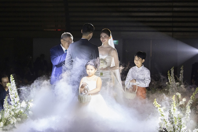Đám cưới Á hậu Thùy Dung: Cô dâu chú rể nhảy cực sung, loạt sao đình đám quy tụ - Ảnh 5.