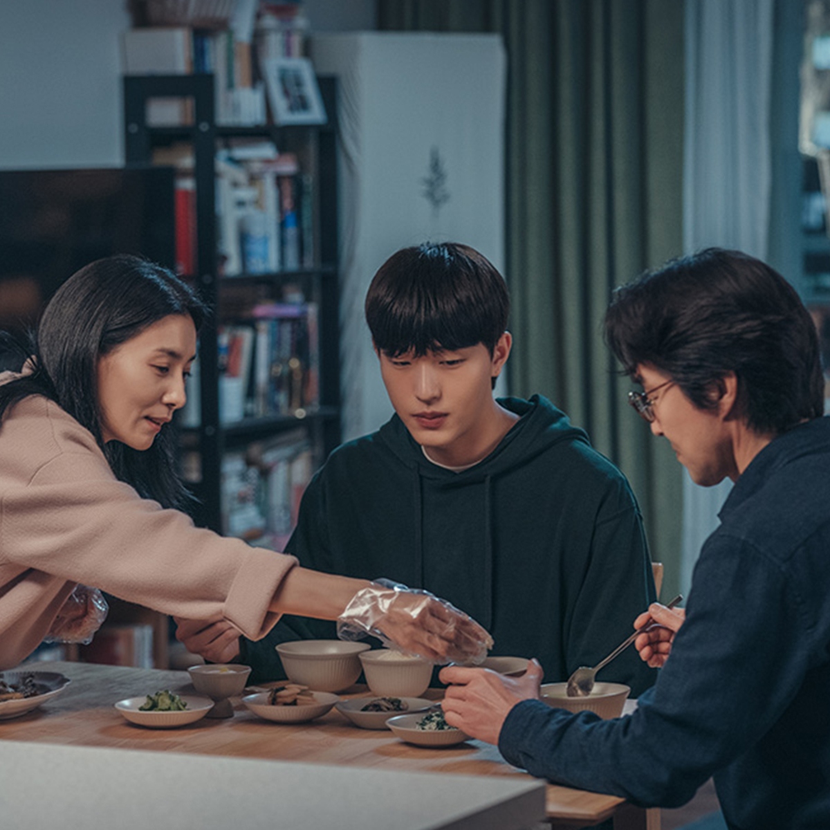 Jung Hae In, Son Suk Gu và dàn trai đẹp tái xuất đường đua phim Hàn tháng 12 - Ảnh 1.