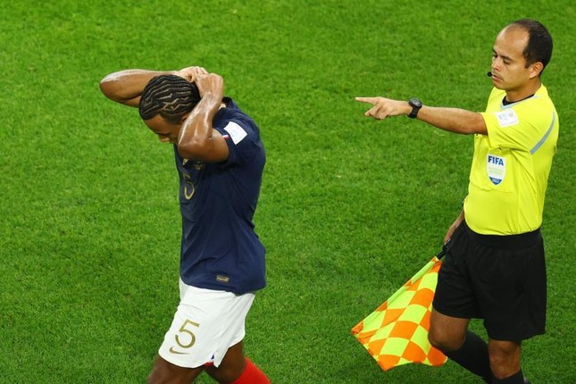 Ngôi sao tuyển Pháp cố ý đeo dây chuyền vì mê tín - Ảnh 1.