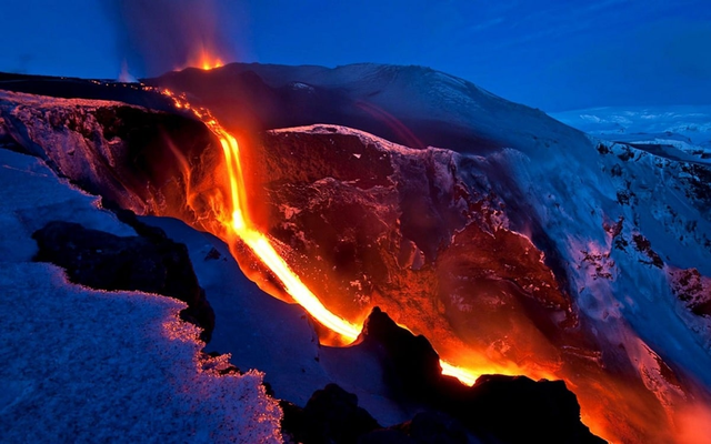 Muôn cách chặn dòng dung nham ngọn núi lửa lớn nhất thế giới ở Hawaii: Dùng cả máy bay ném bom lẫn niềm tin đều vô vọng - Ảnh 4.