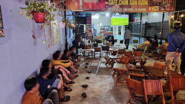 Bắt quả tang quán cà phê tổ chức cá độ bóng đá giữa mùa World Cup - Ảnh 1.