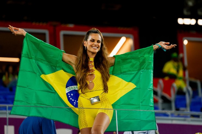 Cựu thiên thần Victorias Secret mặc đồ cắt xẻ cổ vũ Brazil - Ảnh 2.