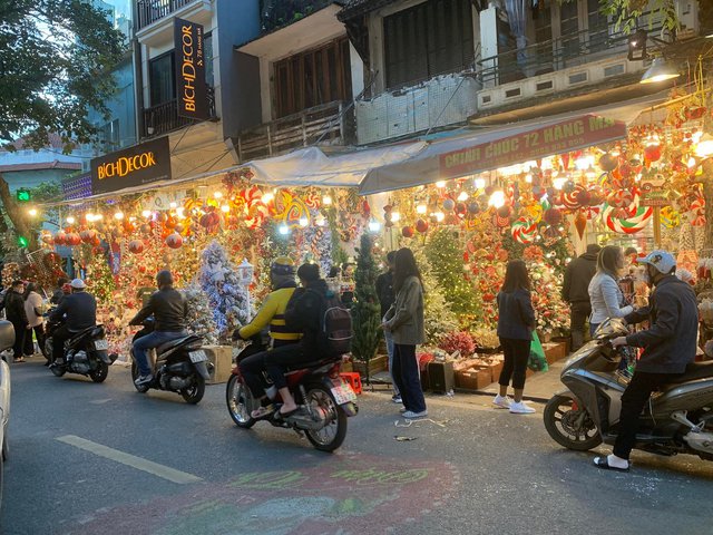 Không khí Giáng sinh tràn ngập phố Hàng Mã, đồ trang trí nhà cửa năm nay đa dạng lại đẹp xuất sắc - Ảnh 2.